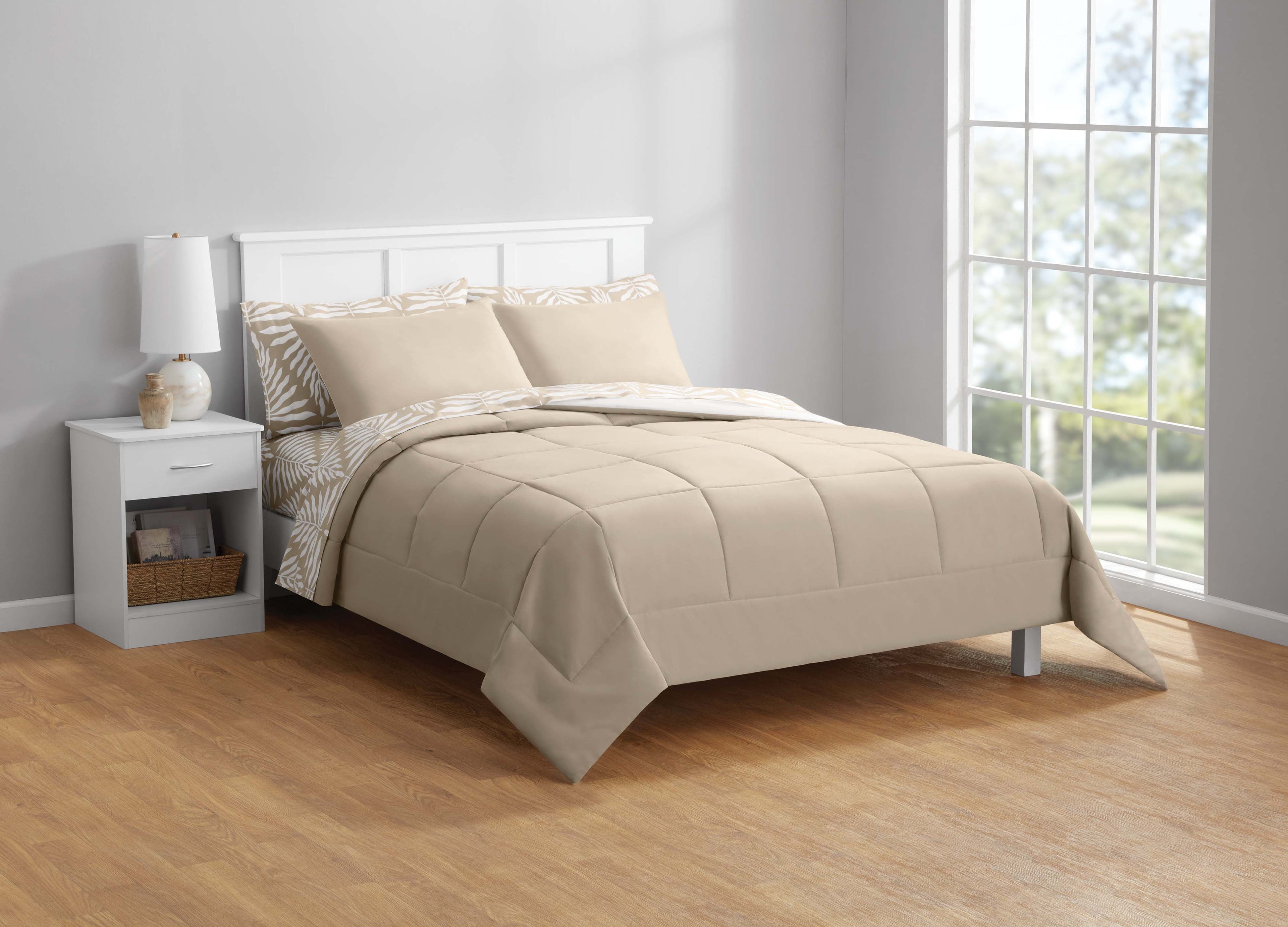 Luxurious Quilted All in One Reversible Comforter and Sheet Set- 7 Piece, Queen, Beige Palm - Hypoallergenic Ultra-Fluffy Quilt for Winter Detail