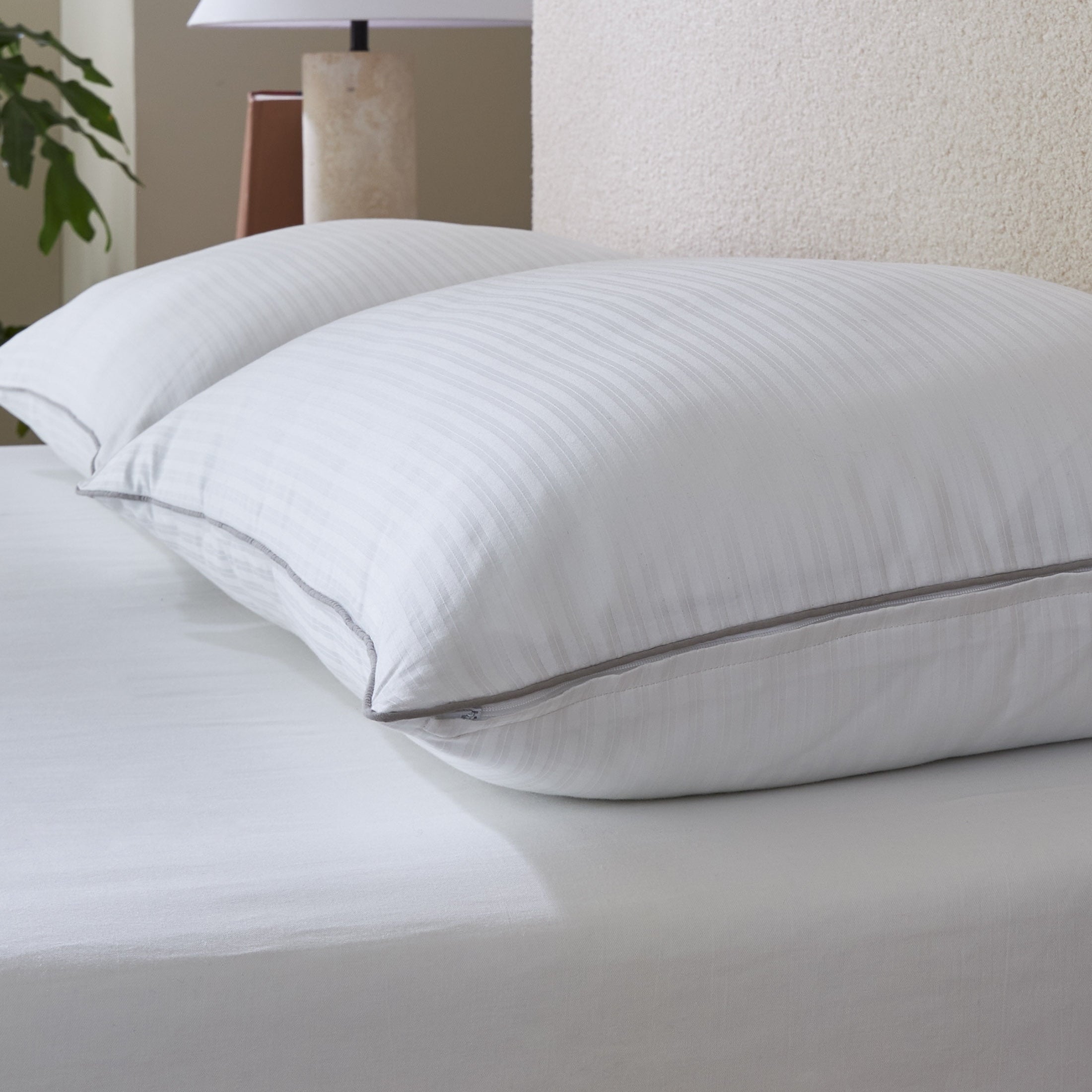 Orthopedic Support Down Alternative Bed Pillow, Standard/Queen - Ergonomic Memory Foam Pillow for Neck Pain Support Detail