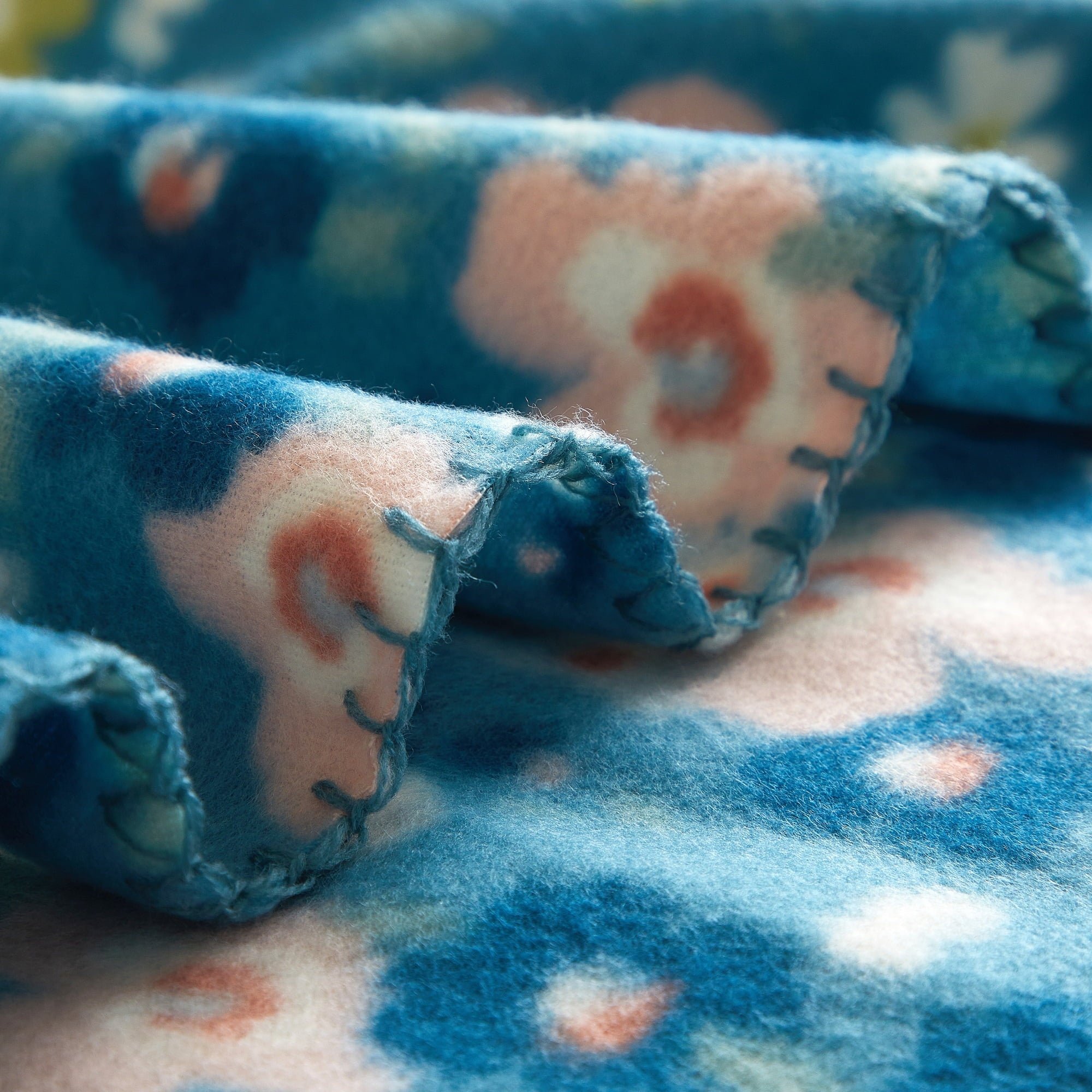 Cozy Fleece Cozy Fleece Throw Blanket Delightful Floral 50" x 60", All Ages - Super Soft Reversible Sherpa Flannel Blanket Detail