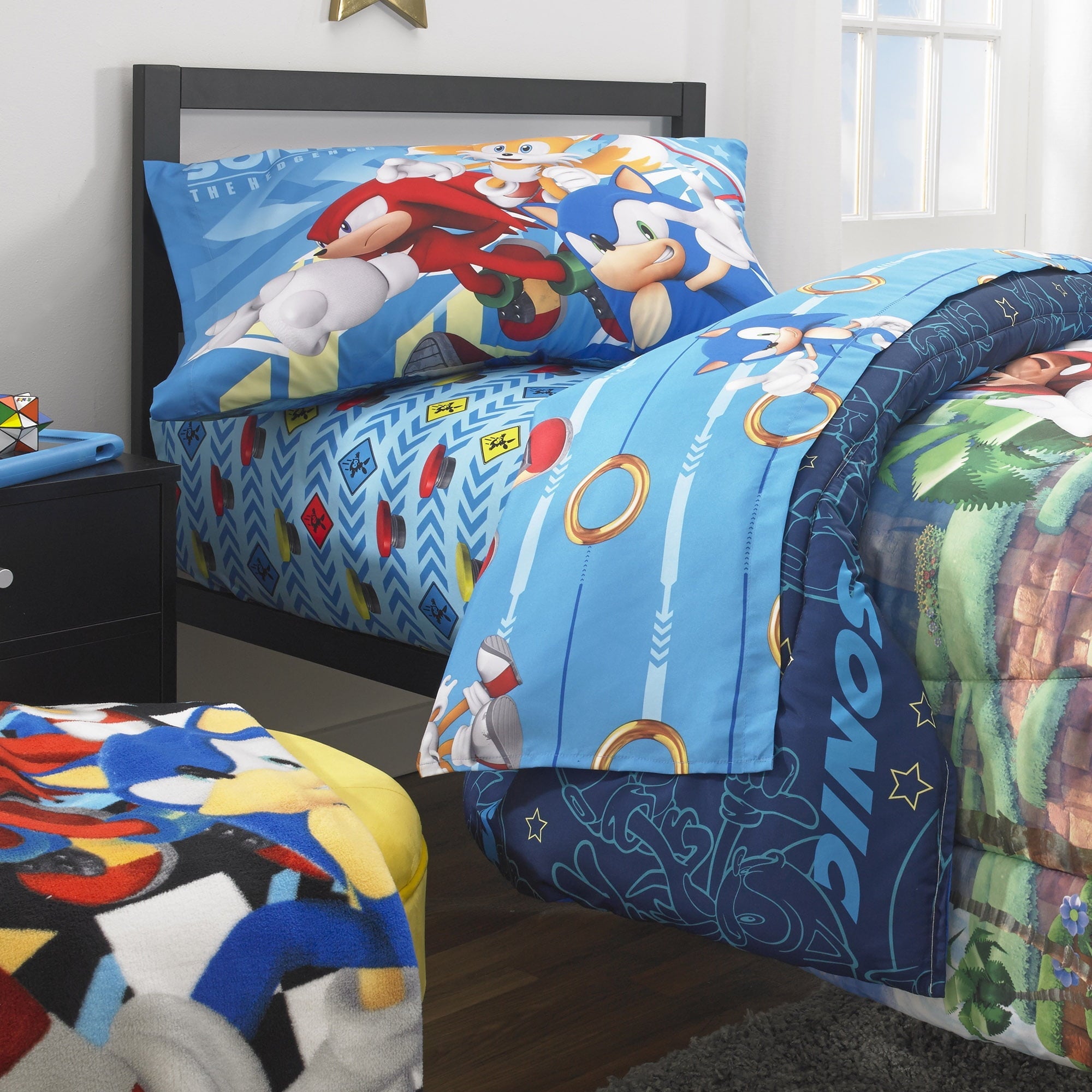 Fluffy Down Alternative Sonic the Hedgehog Kids 2 Piece Blue Green Reversible Comforter and Pillowcase set, Twin/full - Luxurious Quilted Duvet Cover Set Detail