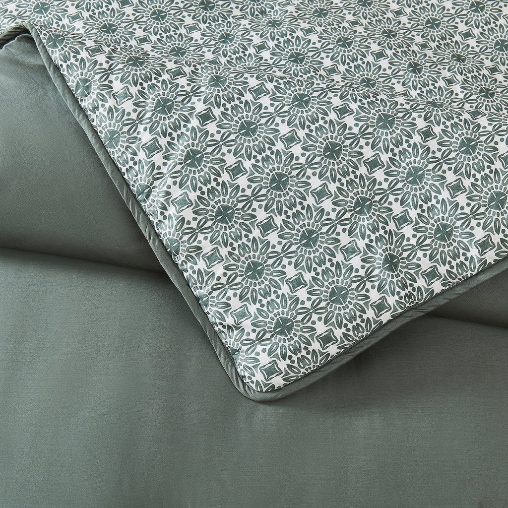 All-Season 3-Piece 400 Thread Count Flag Stone Green Cotton Lyocell Blend Comforter Set, Adult King - Cloud-Like Soft Lightweight Bed Comforter Detail