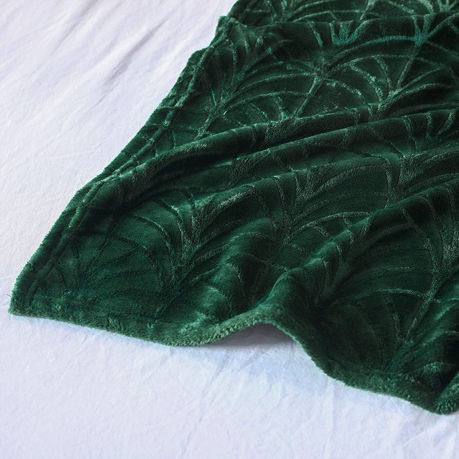 Reversible Sherpa Fleece Throw Blanket for Couch, Soft Fluffy Sofa Bed Blanket with Vintage Pattern for All Season, Warm and Lightweigh... - Lightweight Plush Warm Blanket for All Seasons Detail