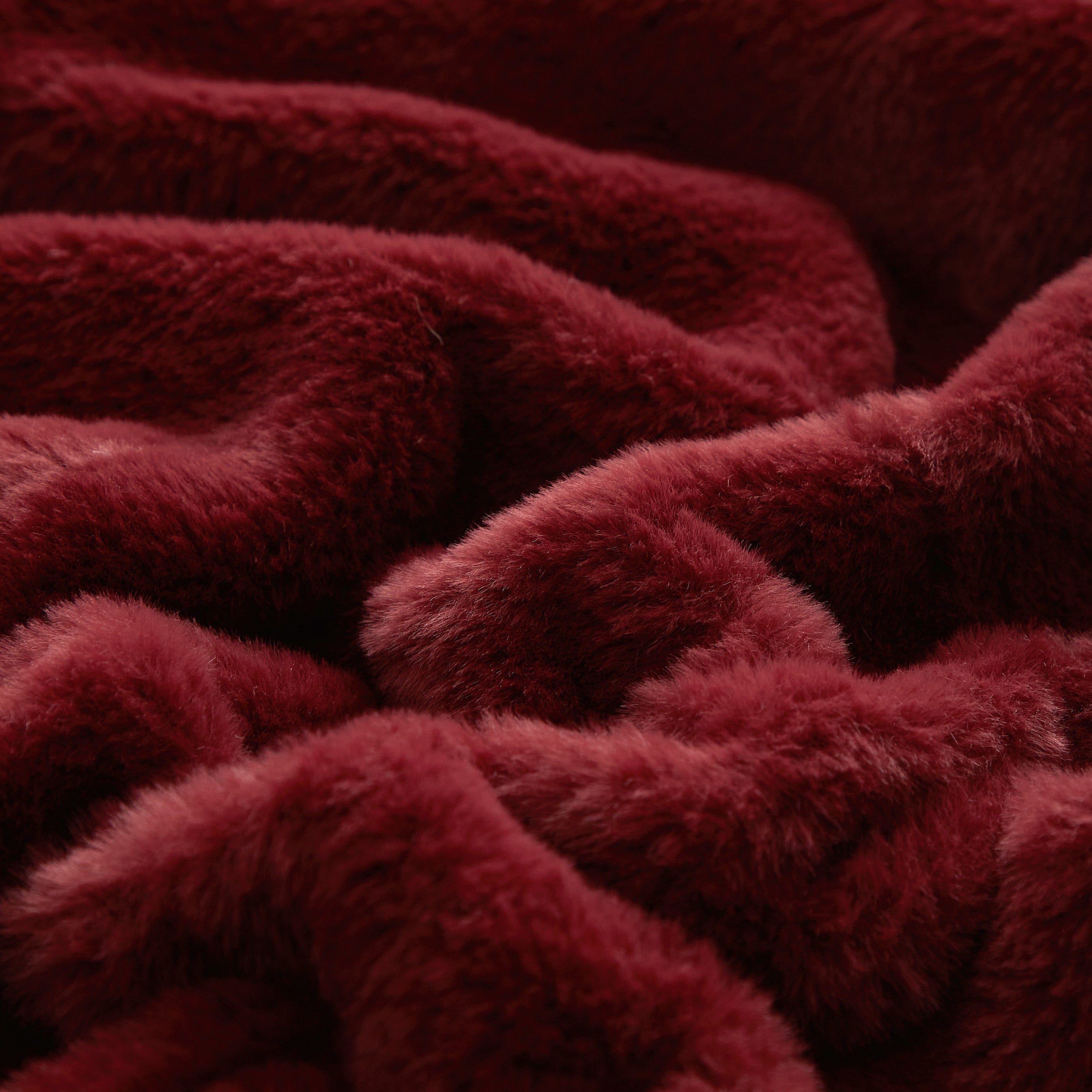 Lightweight Warm Cozy Faux Fur Super Soft luxury Blanket, Full/Queen, Luscious Merlot - Cozy Fleece Throw Blanket for Couch & Bed Detail