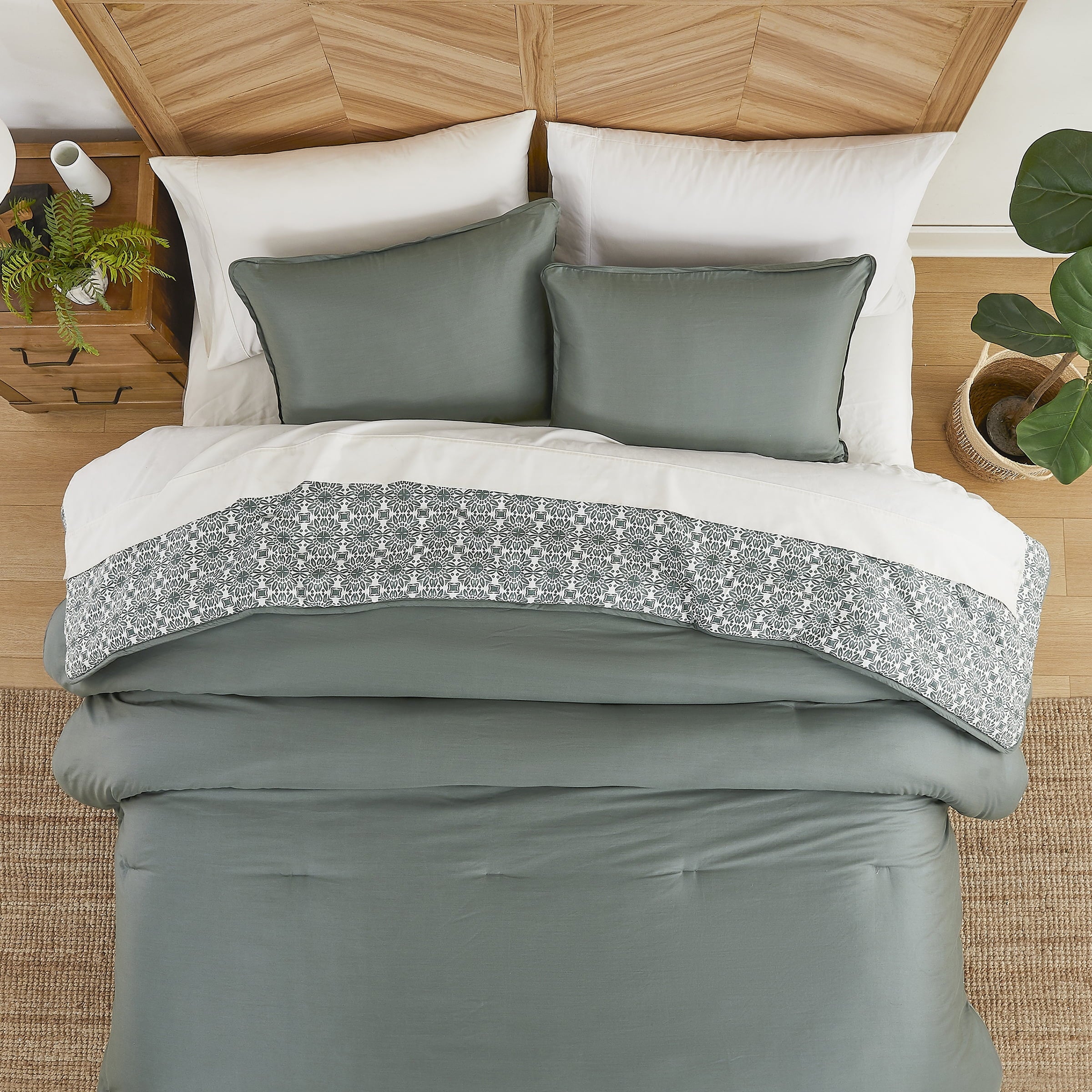 All-Season 3-Piece 400 Thread Count Flag Stone Green Cotton Lyocell Blend Comforter Set, Adult King - Cloud-Like Soft Lightweight Bed Comforter Detail