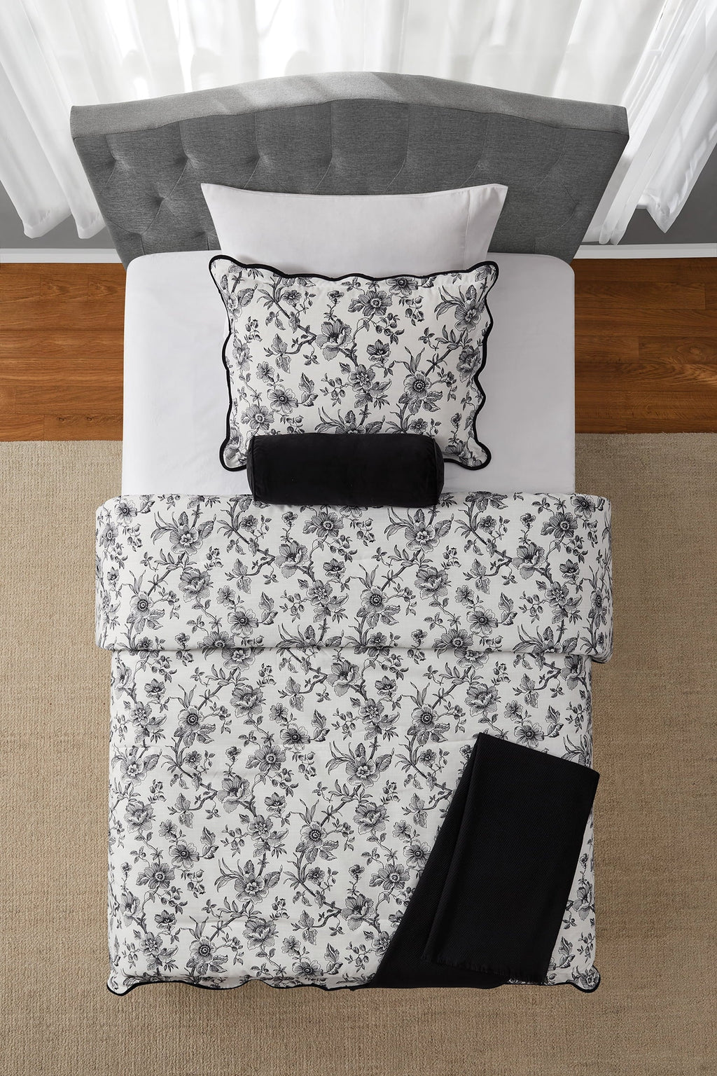 Fluffy Down Alternative Floral Scallop 4-Piece White/Black Comforter Set, Twin/Twin XL - All-Season Down Alternative Comforter Insert Detail