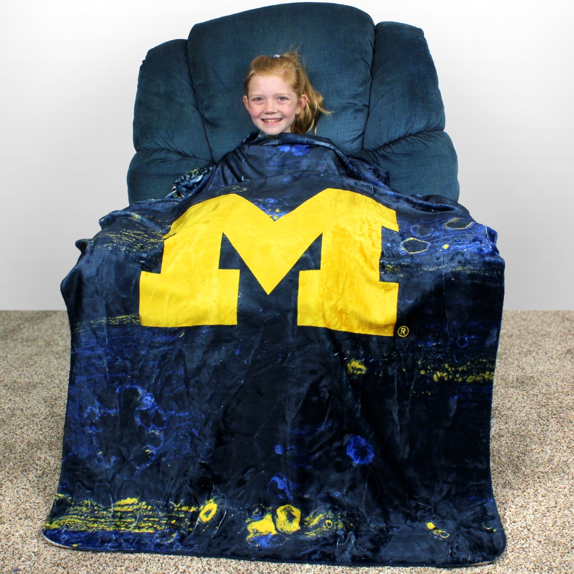 Super Soft Flannel Michigan Wolverines Sublimated Soft Throw Blanket, 42" x 60" - Cozy Fleece Throw Blanket for Couch & Bed Detail
