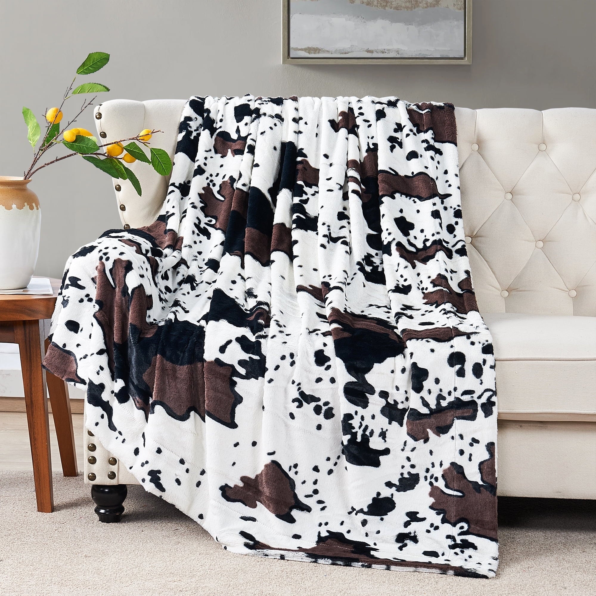 Cozy Fleece Cow Print Double Sided Faux Fur Throw Blanket, Soft Cozy Fuzzy Black and White Throw, 50x60 inches - Cozy Fleece Throw Blanket for Couch & Bed Detail