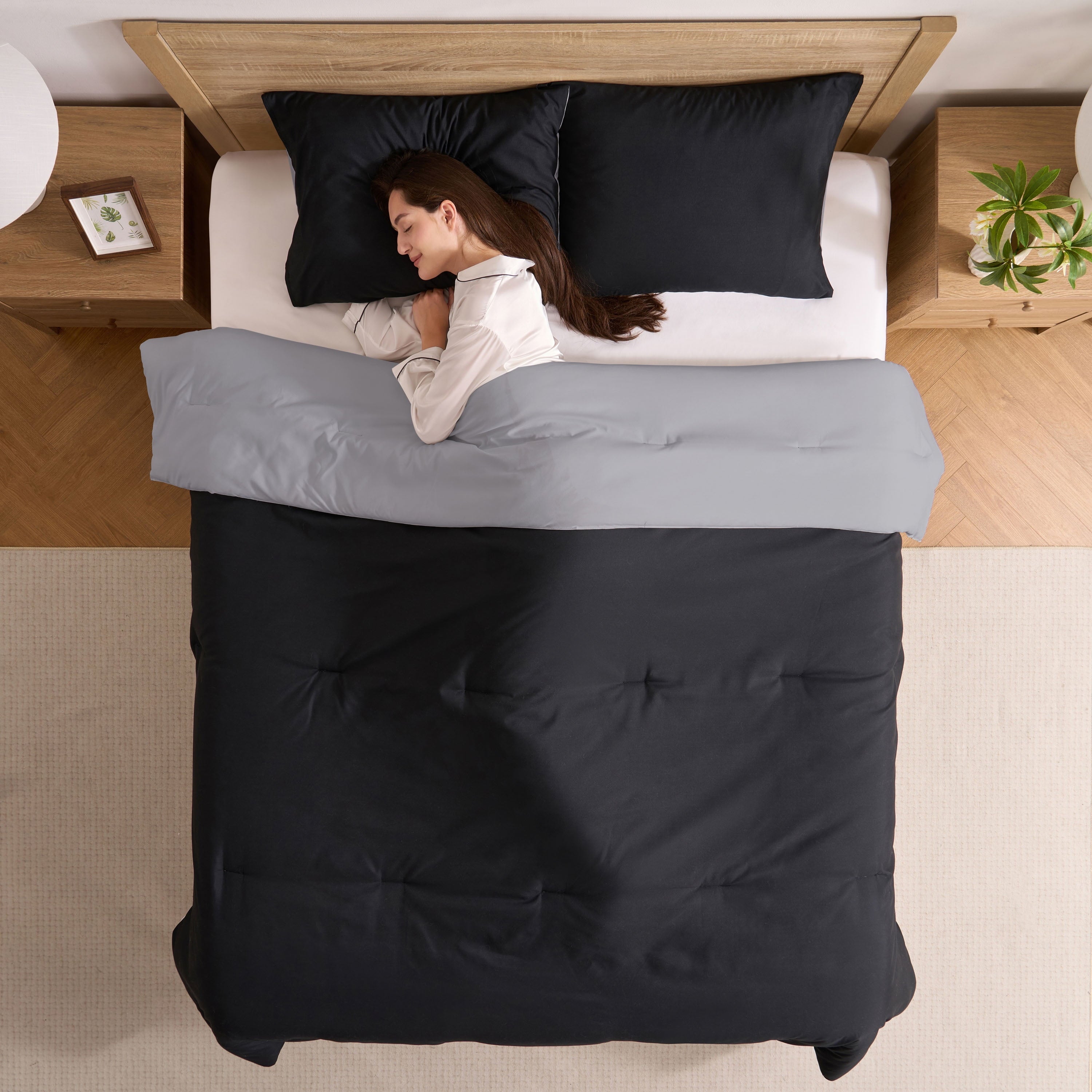 Heavyweight Warmth Comforter Sets, All Season Lightweight Reversible Queen Comforter Set, 3-Pc Bedding Sets, Black/Charcoal gray - Cloud-Like Soft Lightweight Bed Comforter Detail