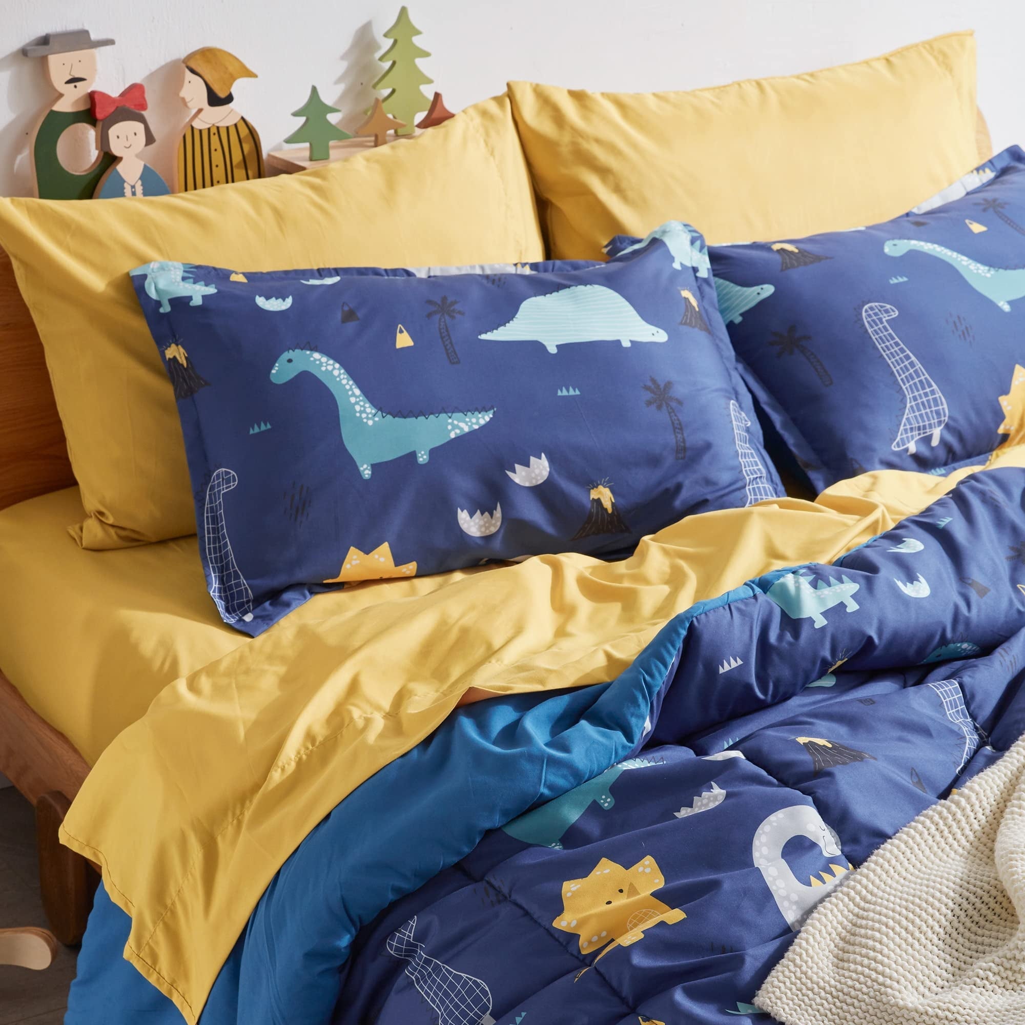 Fluffy Down Alternative Kids Bedding Comforter Set Twin/Twin Xl Size - Super Soft & Cute Printed 2-Piece Comforter Set All Seasons for Boys, ... - Cloud-Like Soft Lightweight Bed Comforter Detail
