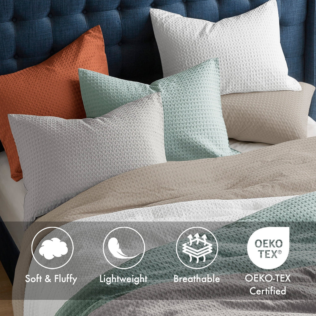 Hypoallergenic Cloud Comforter Sets Twin/Twin-XL, 2 Piece Soft Bedding Sets, Off-White Comforter Bed Set with Pillow Shams - All-Season Down Alternative Comforter Insert Detail