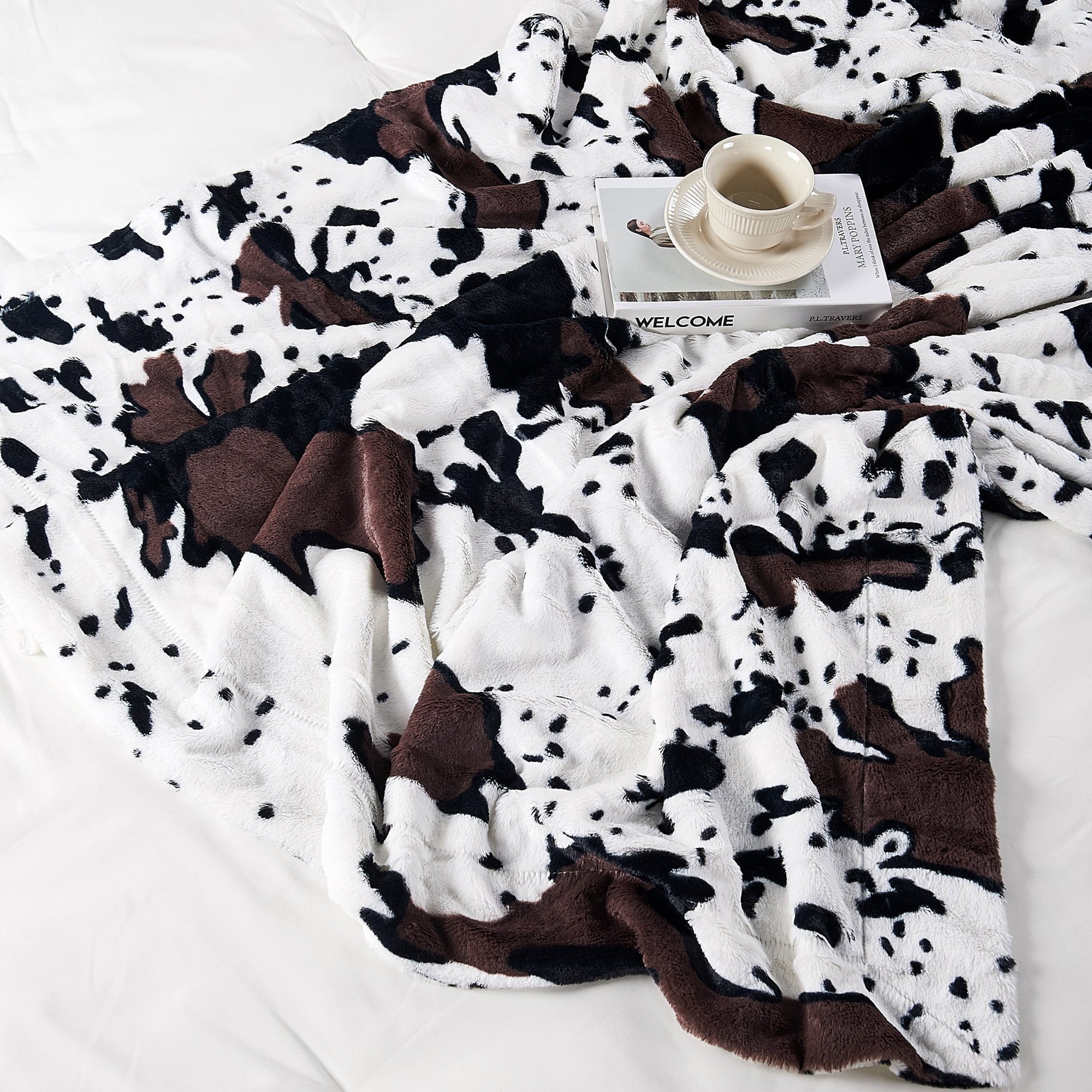 Cozy Fleece Cow Print Double Sided Faux Fur Throw Blanket, Soft Cozy Fuzzy Black and White Throw, 50x60 inches - Cozy Fleece Throw Blanket for Couch & Bed Detail