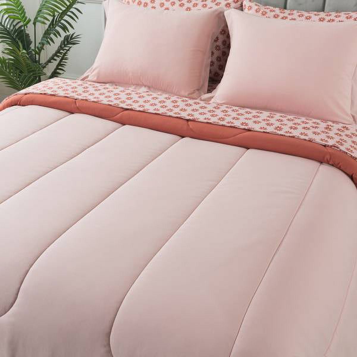 Luxurious Quilted 7-Piece Reversible Bed in a Bag Comforter Set with Sheets, Pink, Queen - Cloud-Like Soft Lightweight Bed Comforter Detail