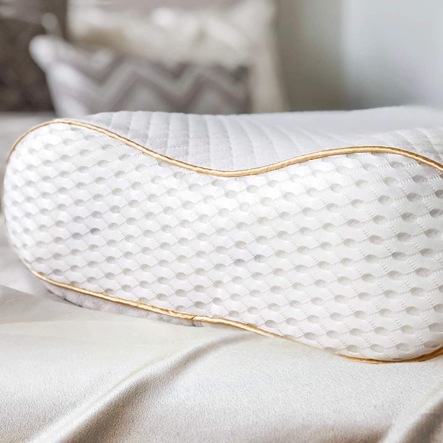 Ergonomic Memory Foam Queen Memory Foam Pillow + Extra Pillowcase, Bed Pillow for Neck & Shoulders for Adult - Orthopedic Shredded Foam Bed Pillow Set Detail