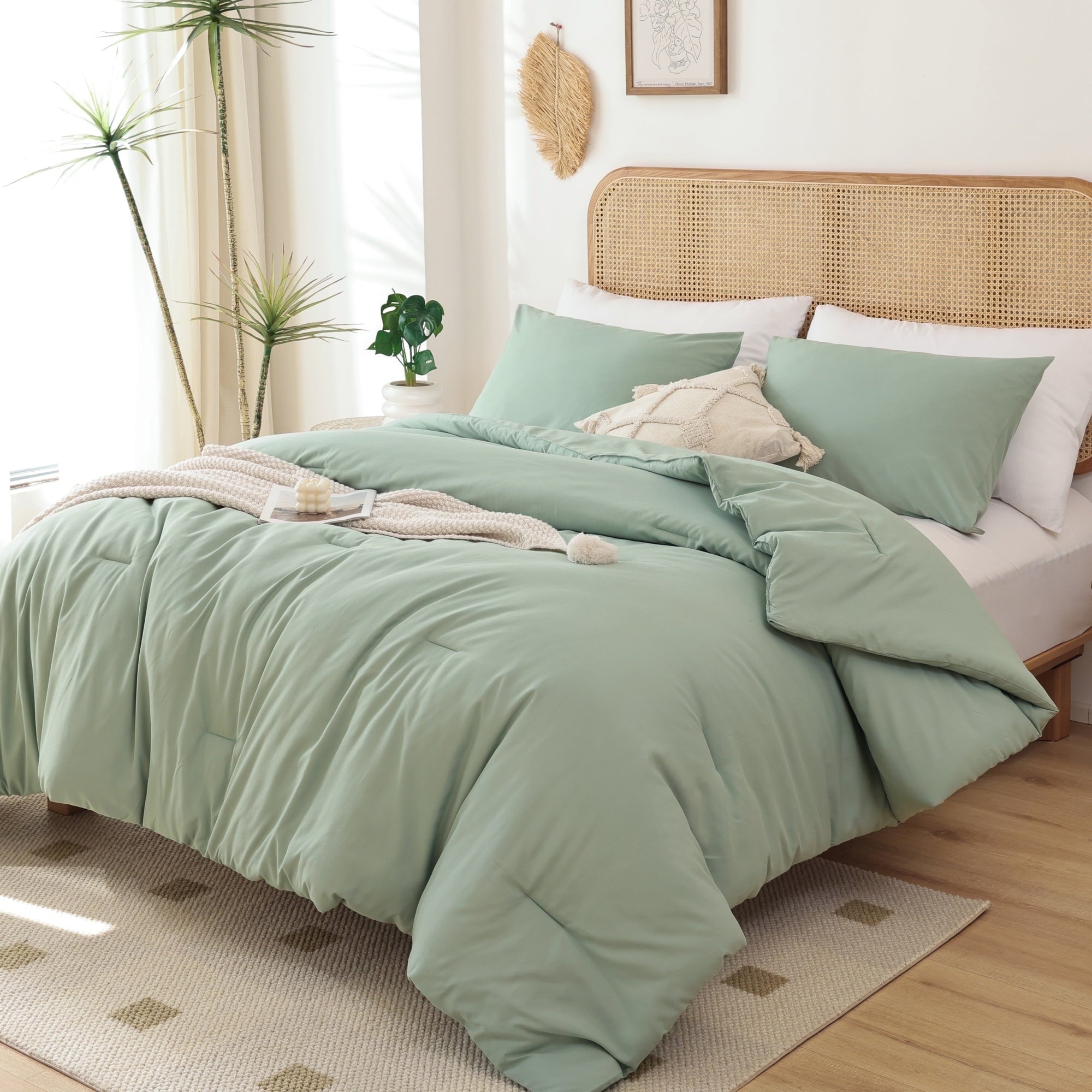 Hypoallergenic Cloud Queen Comforter Set For Adult, 3 Piece Sage Green Comforter Sets & Bedding For All Season - Cloud-Like Soft Lightweight Bed Comforter Detail