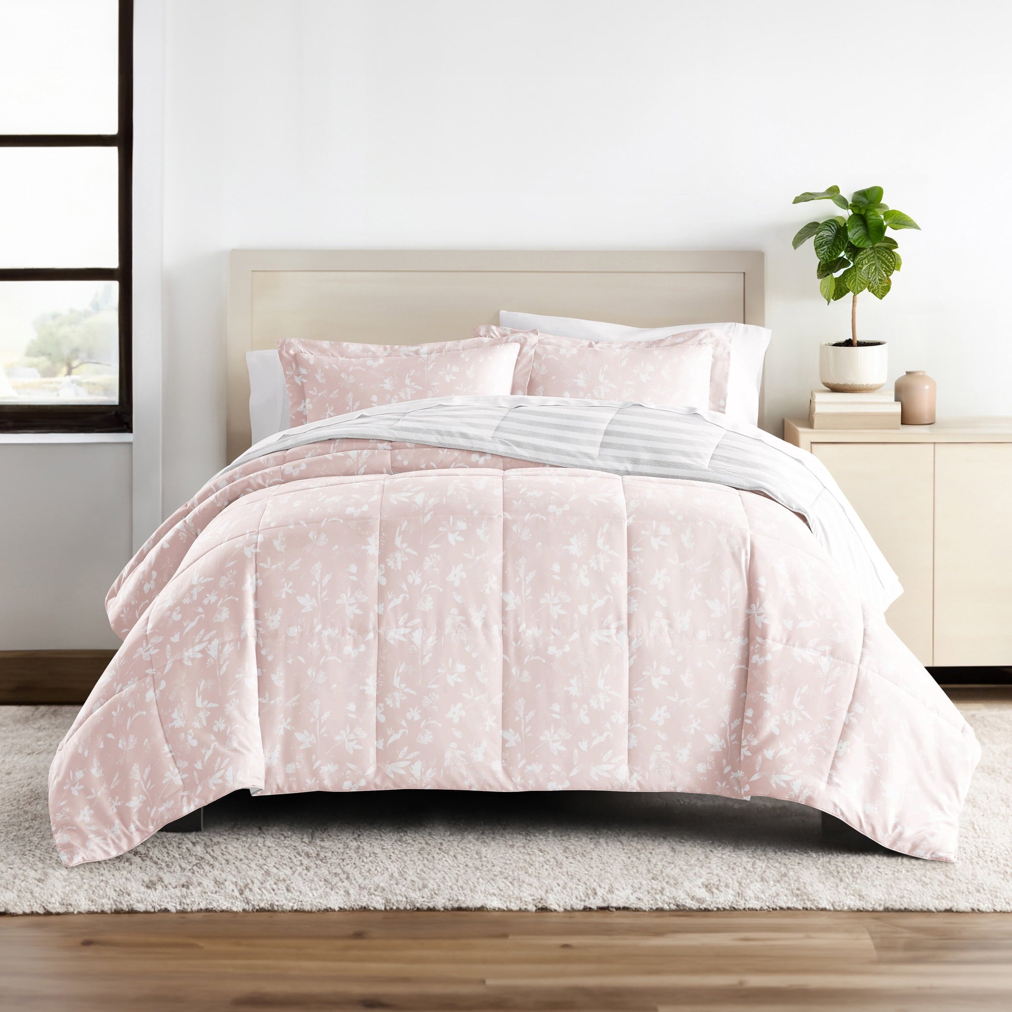 Fluffy Down Alternative All Season Ultra Soft Comforter Set Lightweight Bedding in Pressed Flowers for Full/Queen Size - All-Season Down Alternative Comforter Insert Detail