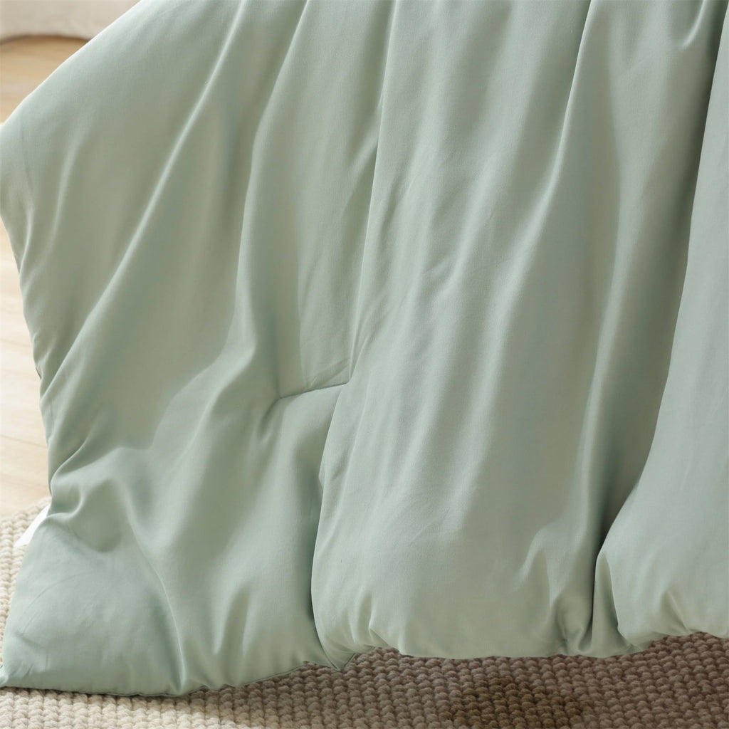 Hypoallergenic Cloud Queen Comforter Set For Adult, 3 Piece Sage Green Comforter Sets & Bedding For All Season - Cloud-Like Soft Lightweight Bed Comforter Detail
