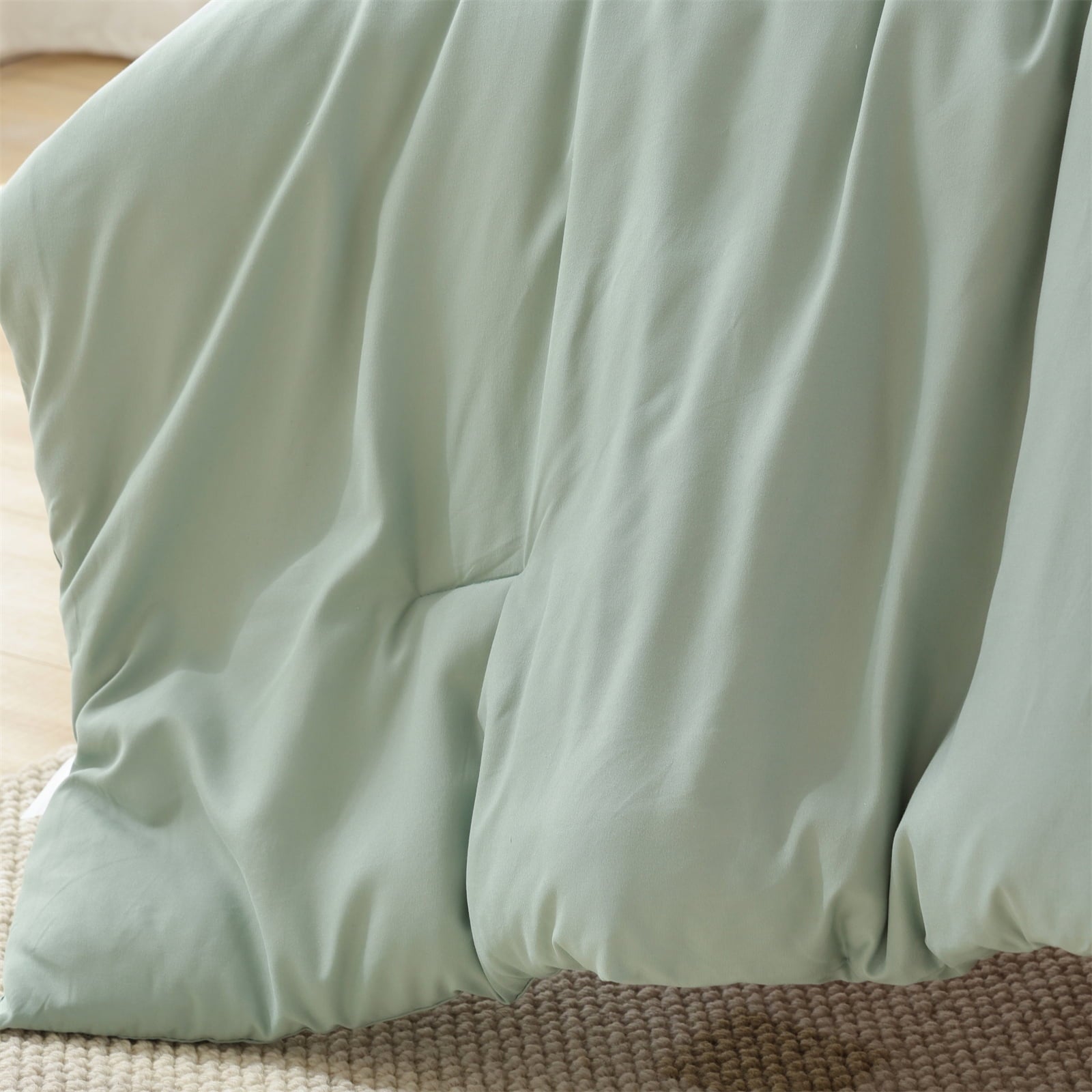 Hypoallergenic Cloud Queen Comforter Set For Adult, 3 Piece Sage Green Comforter Sets & Bedding For All Season - Cloud-Like Soft Lightweight Bed Comforter Detail