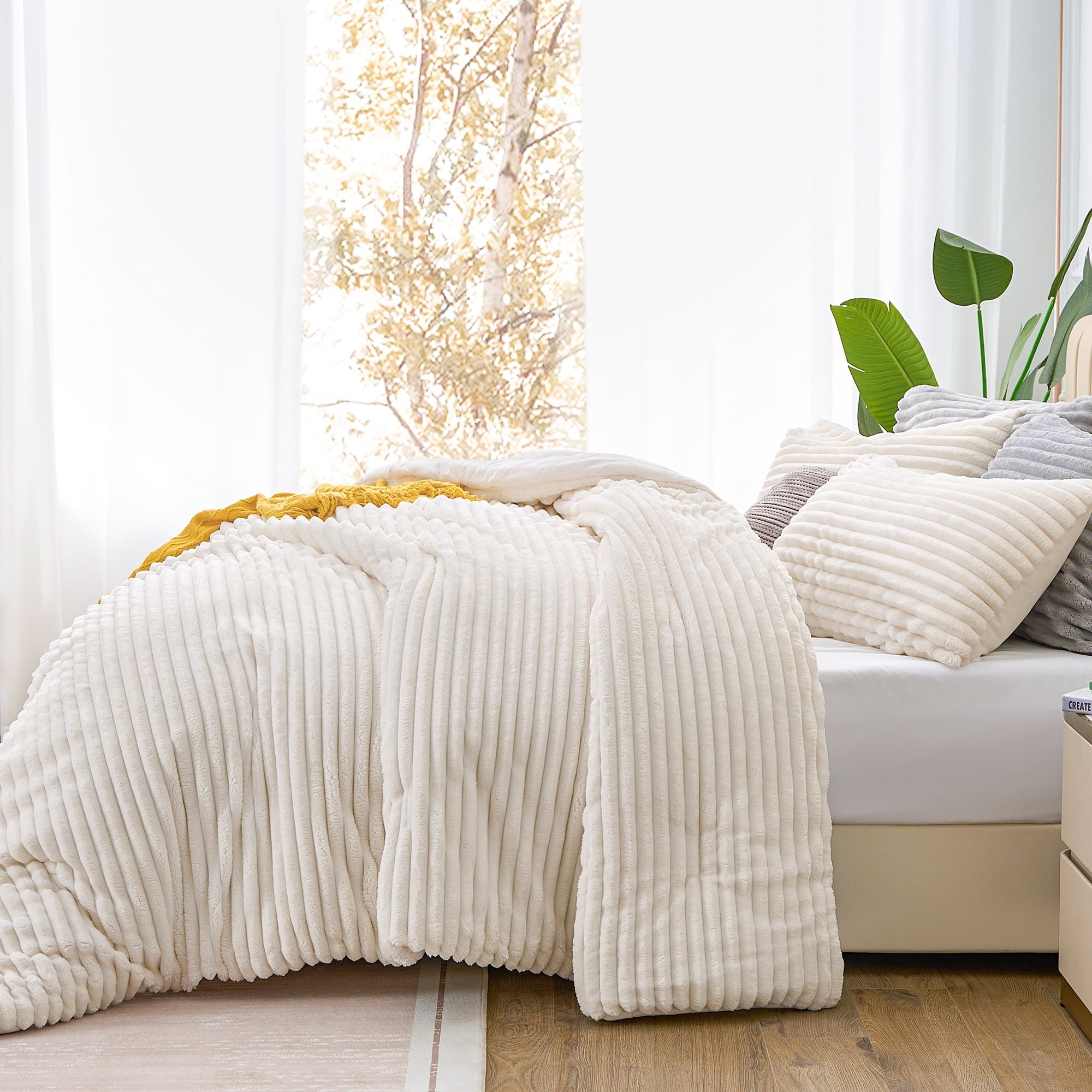 All-Season Fleece Queen Comforter Set -Super Soft & Warm Fluffy White Bedding, Luxury Fuzzy Heavy Bed Set for Winter with 2 Pill... - Luxurious Quilted Duvet Cover Set Detail