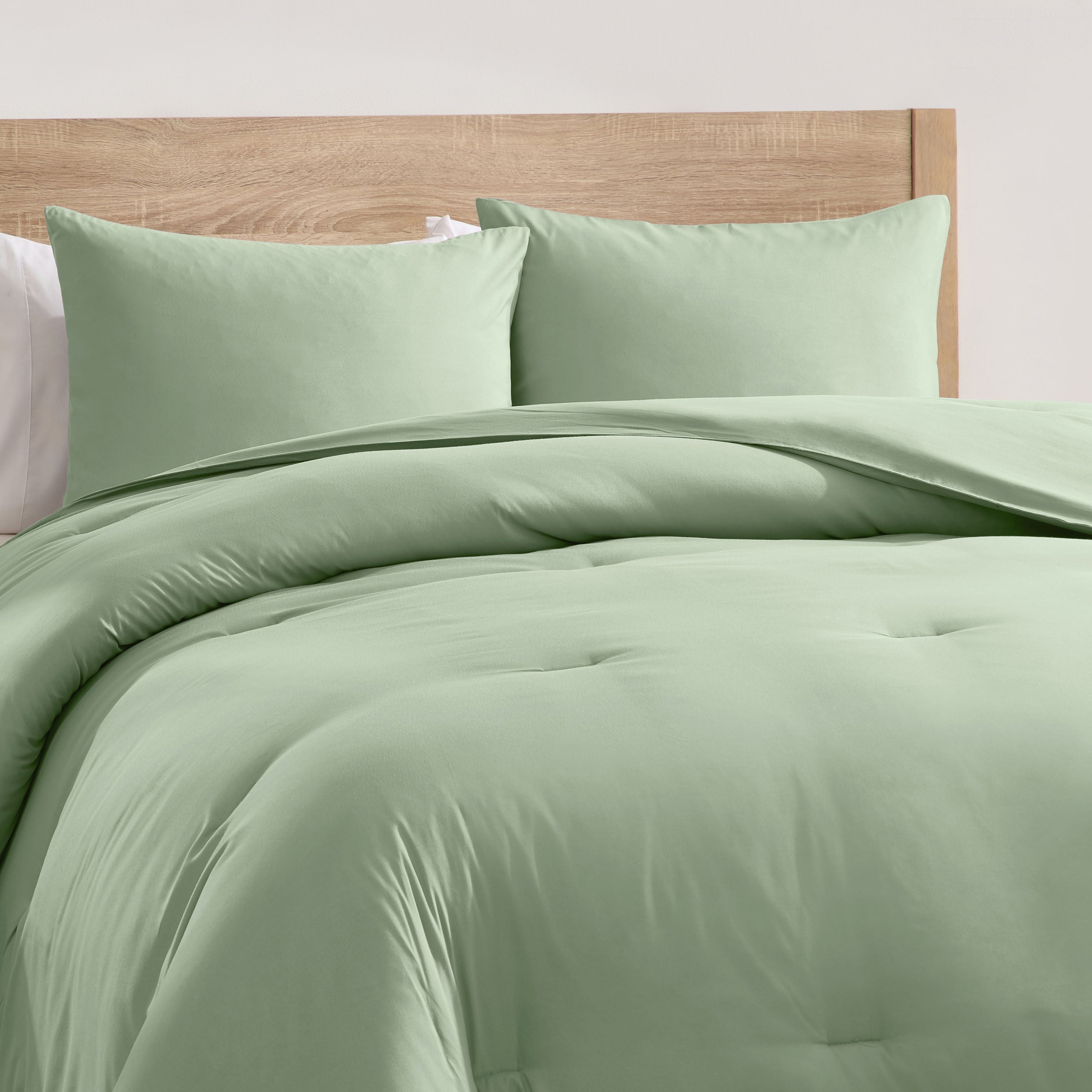 Fluffy Down Alternative Comforter Sets, All Season Lightweight Solid Queen Comforter Set, 3-Pc Bedding Sets, Sage Green - Cloud-Like Soft Lightweight Bed Comforter Detail