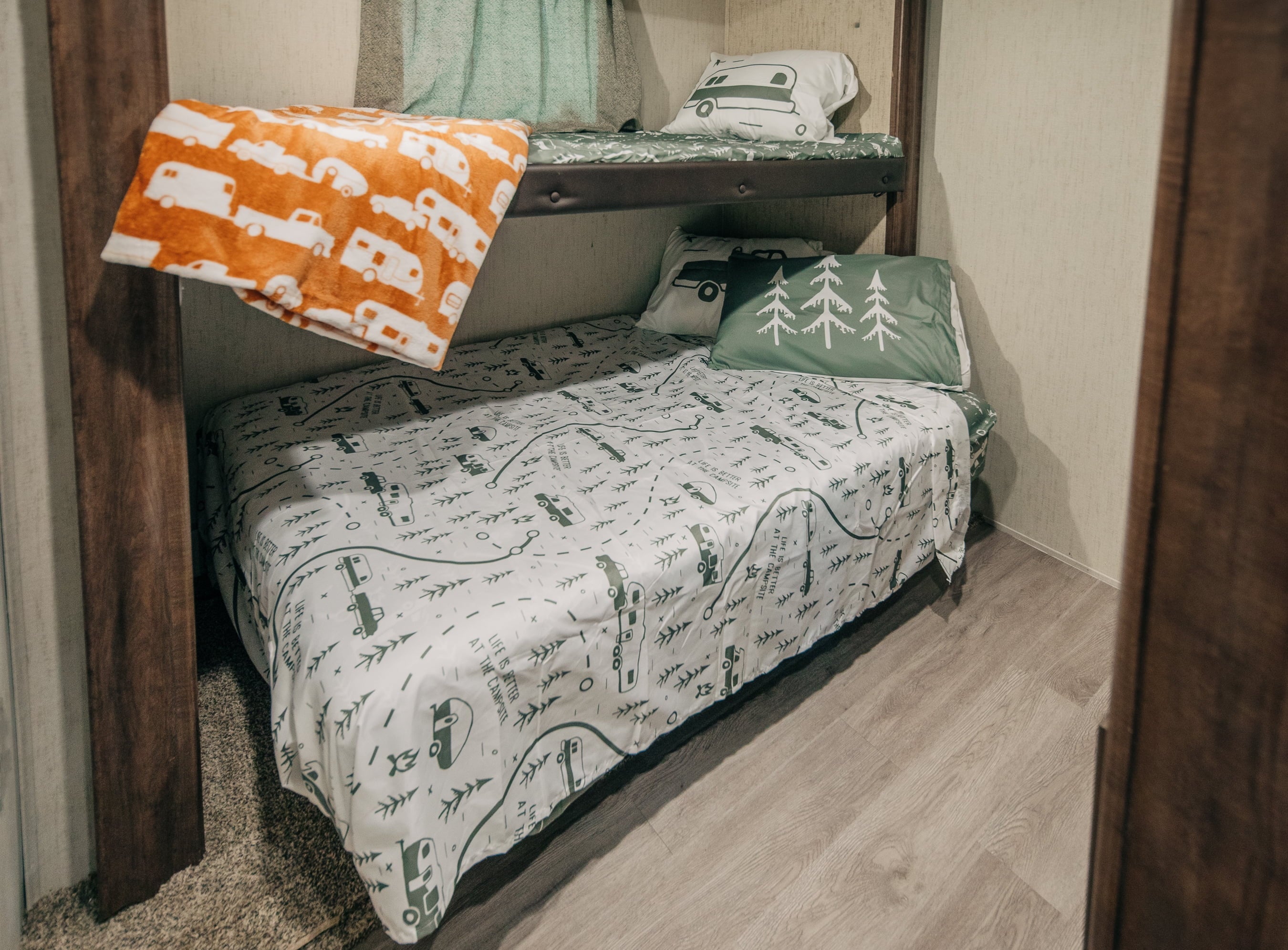 Premium Egyptian Cotton RV Queen Bed Sheet Set, Green Map, Polyester (53476) - Breathable Egyptian Cotton Flat & Fitted Sheets Detail