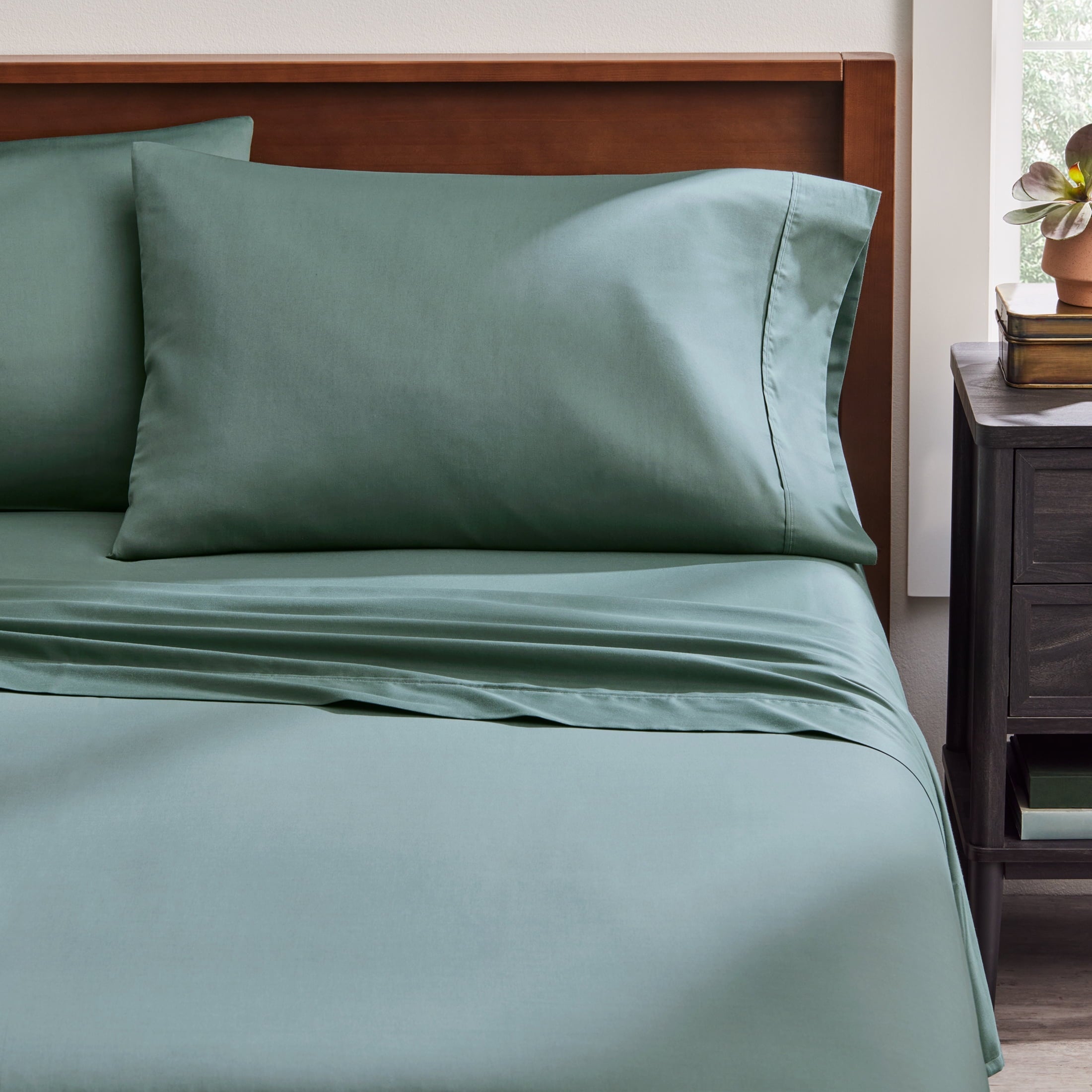Breathable Luxury 4-Piece 300 Thread Count Green Ash Cotton Sateen Bed Sheet Set, Cali King - Cooling Hotel Quality Bedding Sheets and Pillowcases Detail