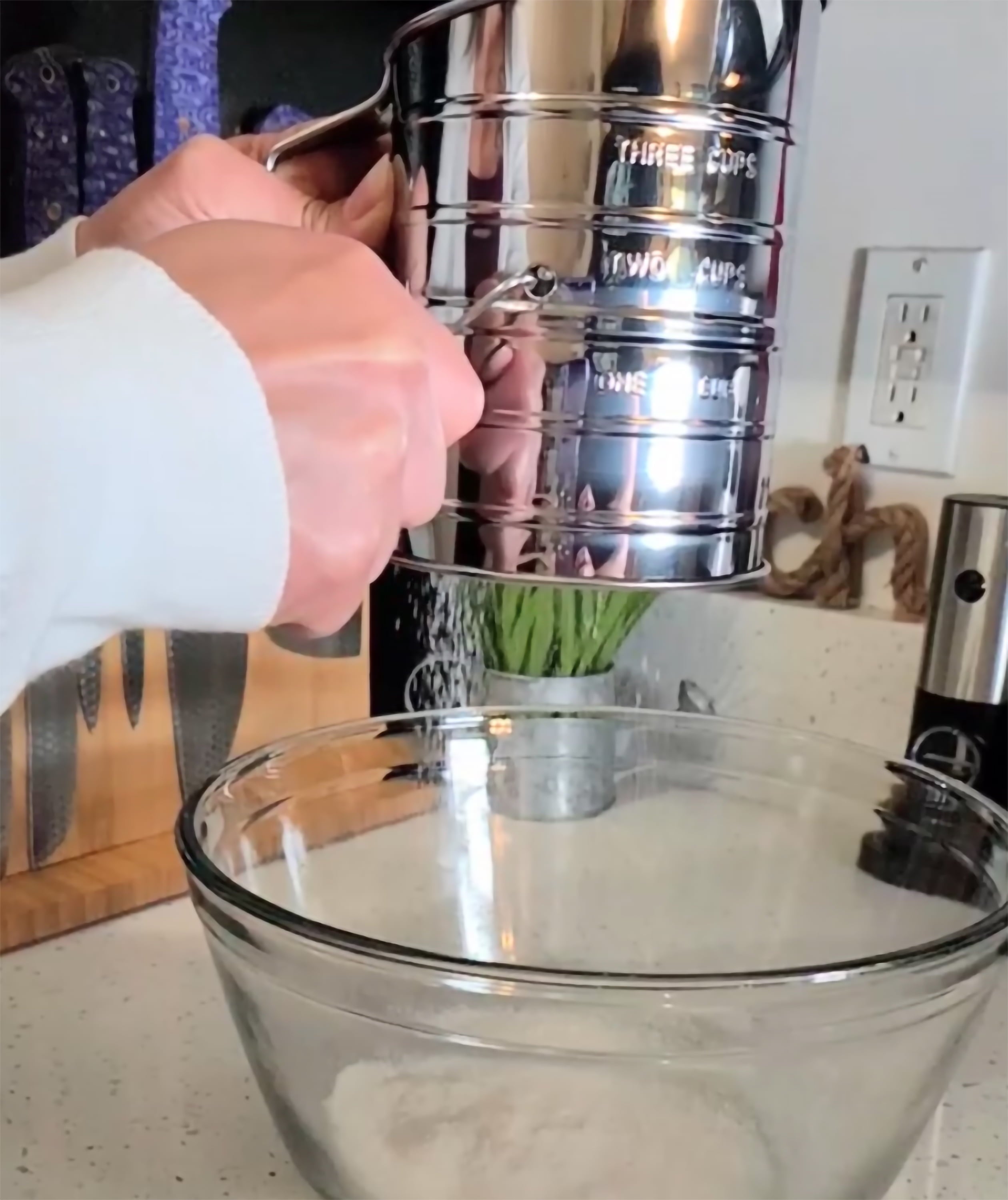 Premium Kitchen Stainless Steel 3 Cup Flour Hand-Crank Sifter with Beechwood Handle Silver - Innovative Kitchen Helper for Modern Cooking Detail