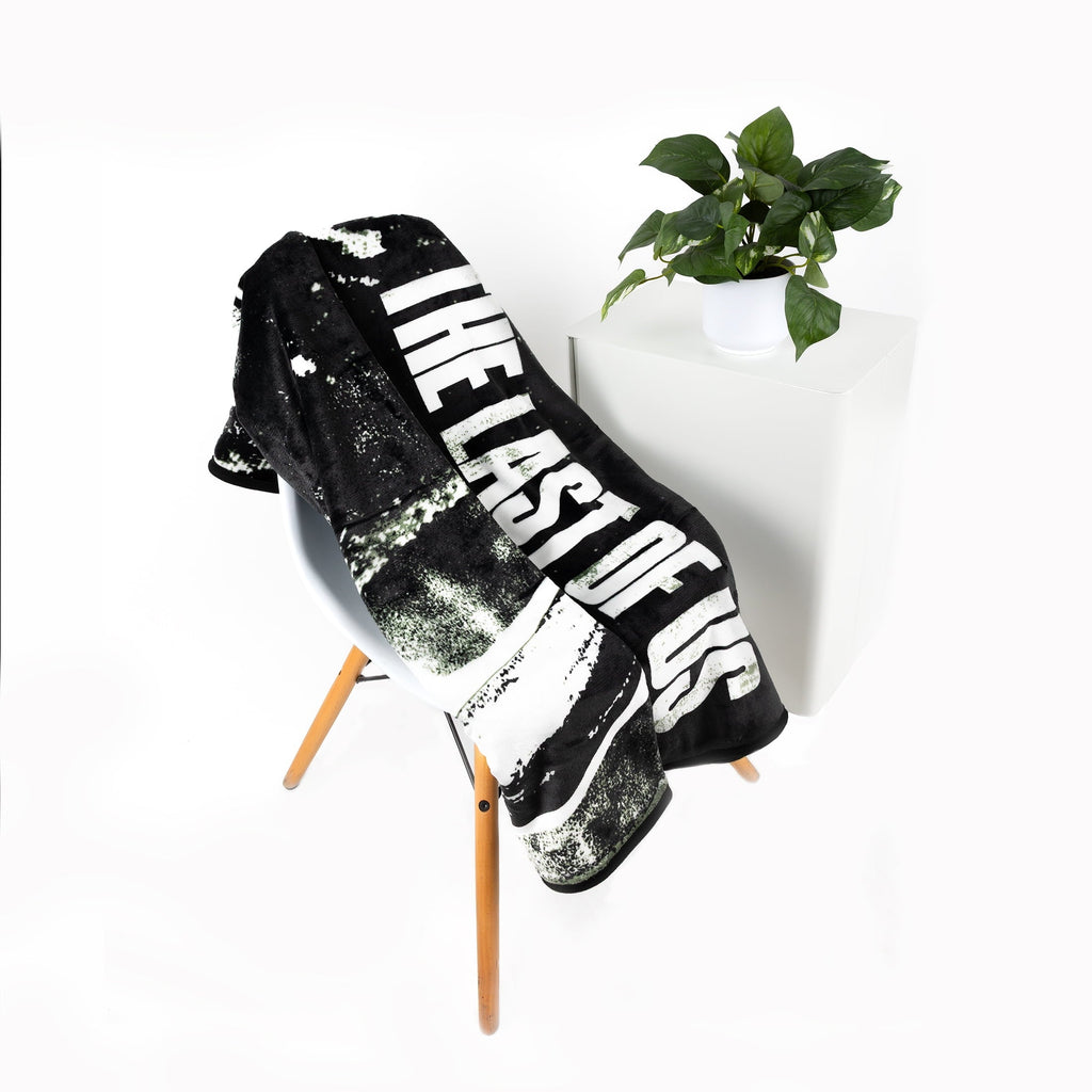 Super Soft Flannel Black and White Polyester Throw Blanket, 50" X 60" - Super Soft Reversible Sherpa Flannel Blanket Detail