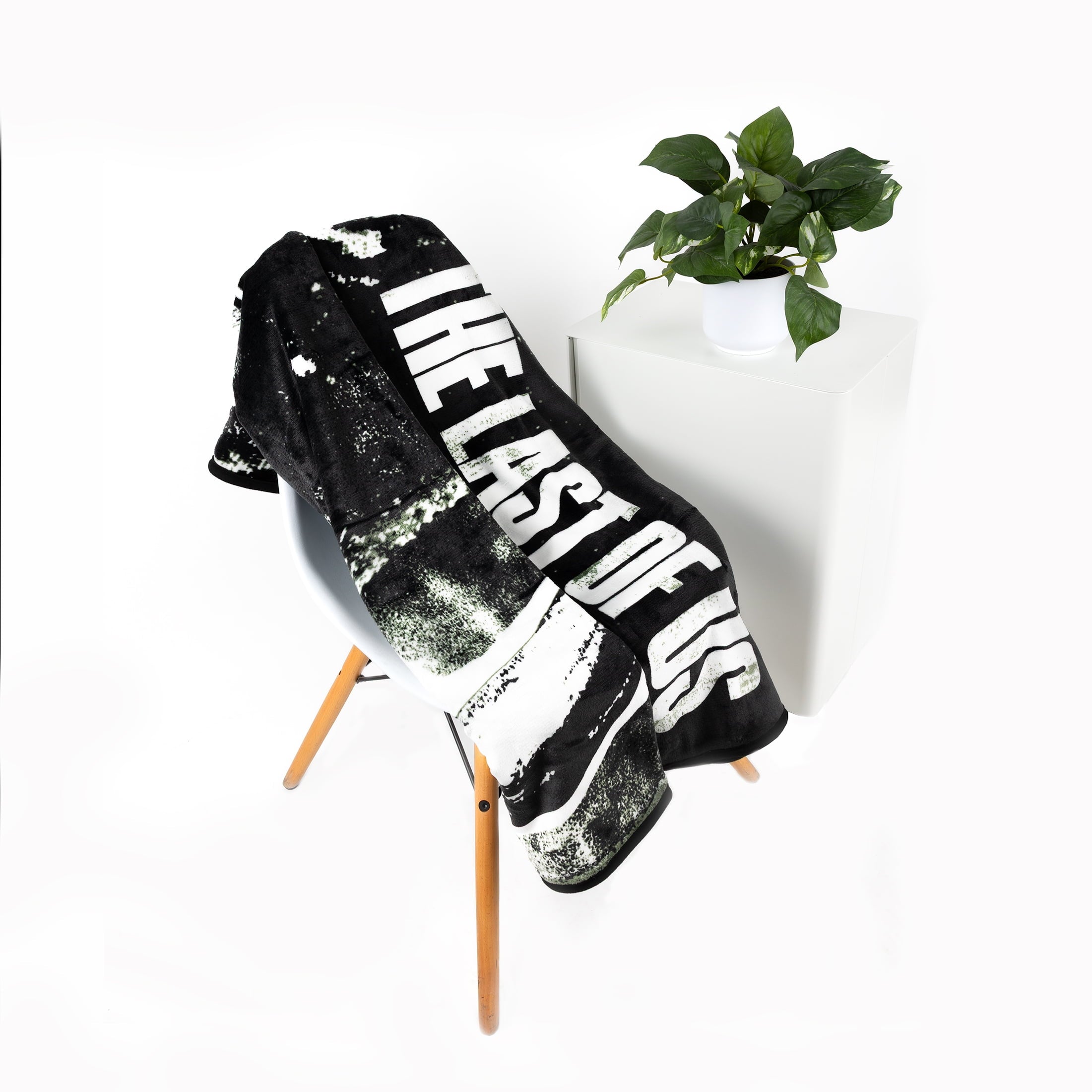 Super Soft Flannel Black and White Polyester Throw Blanket, 50" X 60" - Super Soft Reversible Sherpa Flannel Blanket Detail